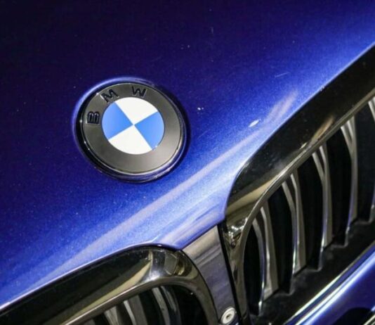 BMW представила оновлений мінімалістичний логотип на iX3 BMW представила оновлений мінімалістичний логотип на iX3