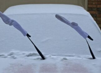 Експерт пояснив, чим небезпечно залишати двірники піднятими під час снігопаду Експерт пояснив, чим небезпечно залишати двірники піднятими під час снігопаду