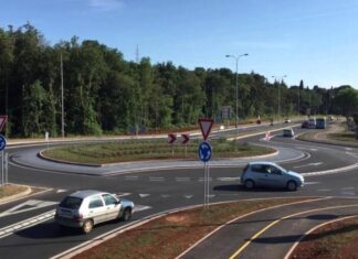 Коли вмикати покажчики повороту на кругових перехрестях Коли вмикати покажчики повороту на кругових перехрестях