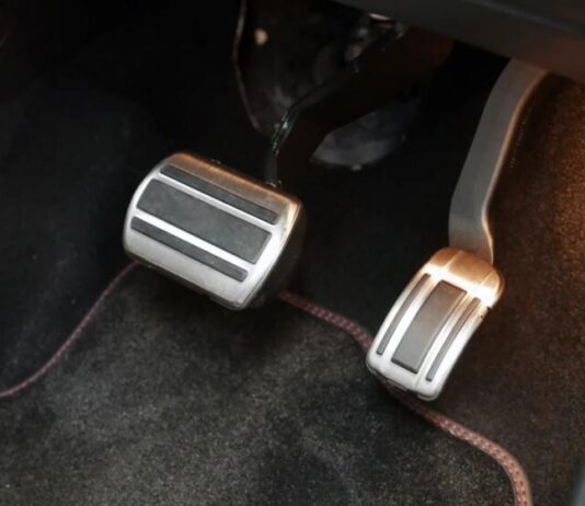 Що відбувається з авто, якщо одночасно натискати газ і гальмо Що відбувається з авто, якщо одночасно натискати газ і гальмо