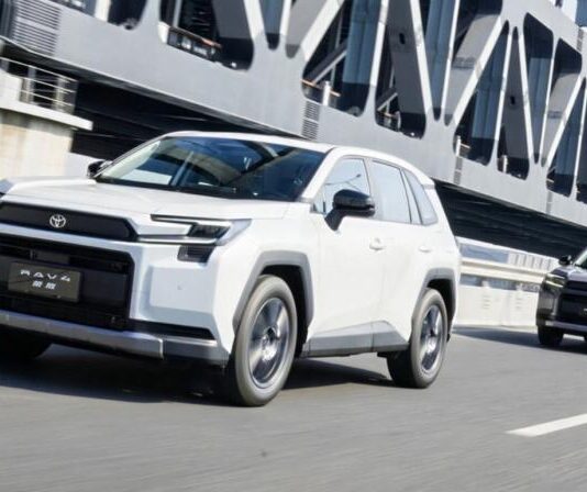 Toyota відкликає майже 16 тис. кросоверів через збій ПЗ Toyota відкликає майже 16 тис. кросоверів через збій ПЗ