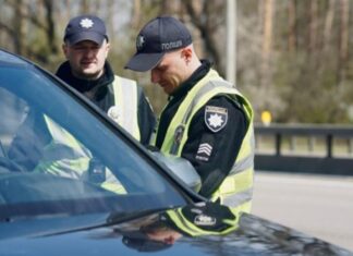 Суд пояснив, коли штраф за підсвітку номерного знака незаконний Суд пояснив, коли штраф за підсвітку номерного знака незаконний