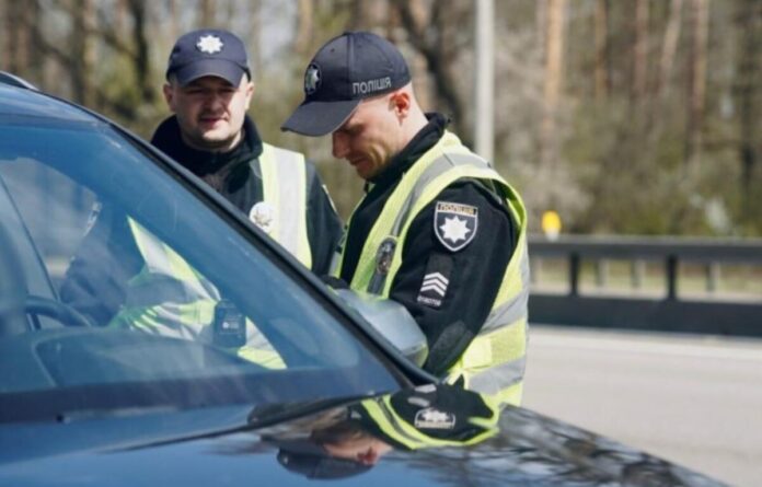 Суд пояснив, коли штраф за підсвітку номерного знака незаконний