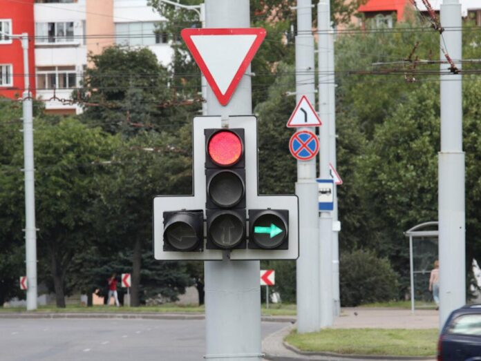 Що робити водієві, якщо він опинився під стрілкою світлофора, а потрібно їхати прямо