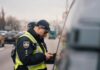 Що мають право робити поліцейські під час перевірки речей